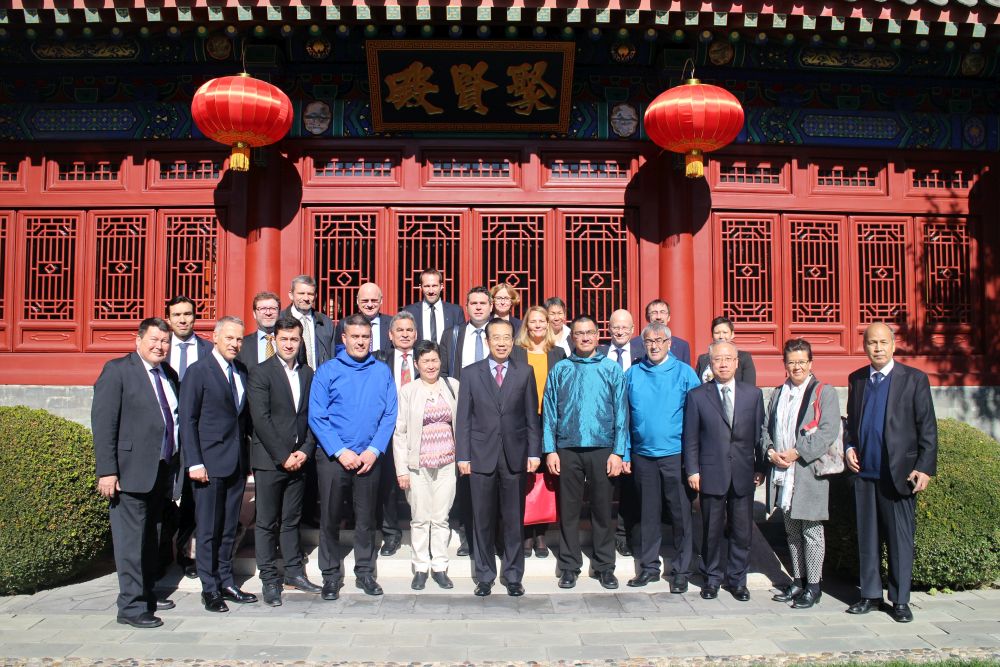 Her ses Kim Kielsen med 24 topfolk fra Nuuk foran den kinesiske udenrigsministerium